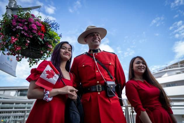 July 1, 2024, Vancouver, Bc, CANADA: People take a photo with an RCMP constable on Canada Day in Vancouver, Monday, July 1, 2024. Vancouver CANADA  - ZUMAc35_ 20240701_zaf_c35_162 Copyright: xEthanxCairnsx