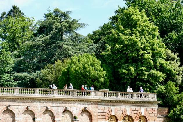 Seasonal weather People make the most of the lovely weather enjoying the picturesque surrounds of Cliveden House.,  Copyright: xGeoffreyxSwainex xAvalonx 0694984444