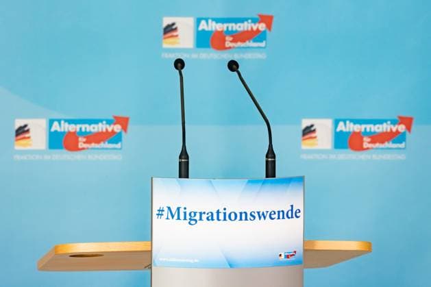 Das leere Pult mit dem Motto Migrationswende vor der Fraktionssitzung der AfD im Bundestag am 2. Juli 2024. AfD Statement vor der Fraktionssitzung *** The empty desk with the motto Migrationswende before the AfD parliamentary group meeting in the Bundestag on July 2, 2024 AfD statement before the parliamentary group meeting