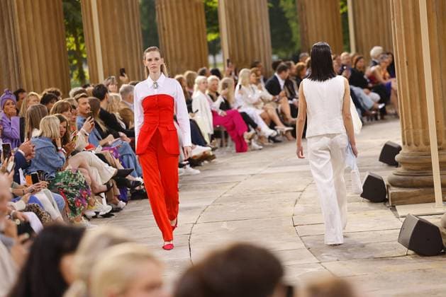 Bilder des Jahres 2024, Entertainment 07 Juli Entertainment Themen der Woche KW27 Entertainment Bilder des Tages Models auf dem Laufsteg bei der Marc Cain Pure Radiance Modenschau am 2.07.2024 im Rahmen der Fashion Week Berlin im Kolonnade mit Triumphtor am Neuen Palais in Potsdam Fashionweek Berlin 2024 - Marc Cain Show *** Models on the catwalk at the Marc Cain Pure Radiance fashion show on 2 07 2024 as part of Fashion Week Berlin in the Colonnade with Triumphtor at the Neues Palais in Potsdam Fashionweek Berlin 2024 Marc Cain Show 