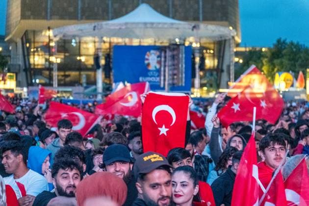 In the round of 16 of the European Football Championship 2024, Turkey faced Austria in the evening The match was played in Leipzigs Zentralstadion A highly emotional match with several thousand spectators in the Leipzig fan zone on Augustusplatz in front of the Gewandhaus Turkey Austria