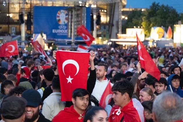 In the round of 16 of the European Football Championship 2024, Turkey faced Austria in the evening The match was played in Leipzigs Zentralstadion A highly emotional match with several thousand spectators in the Leipzig fan zone on Augustusplatz in front of the Gewandhaus Turkey Austria