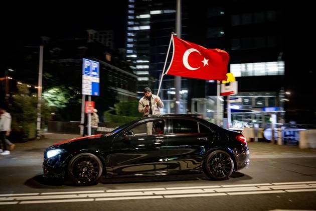 EURO 2024, Türkische Fans feiern Einzug in Viertelfinale in Rotterdam, Niederlande ROTTERDAM - Supporters on the Hofplein after the eighth final match at the European Championship between Austria and Turkey. ANP ROBIN UTRECHT netherlands out - belgium out  Copyright: xx x502646111x originalFilename: 502646111.jpg