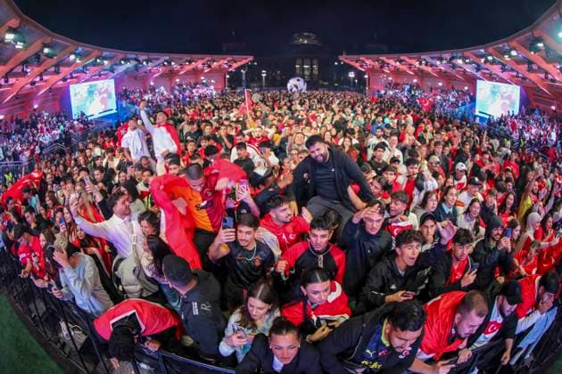 Turkish soccer fans celebrate sensational victory with party at the Reich, Thousands of Turkish soccer fans celebrated the victory of their national team against Austria in the evening The fan mile in front of the Reichstag in Berlin was transformed into a sea of red and white colors Berlin Berlin Germany