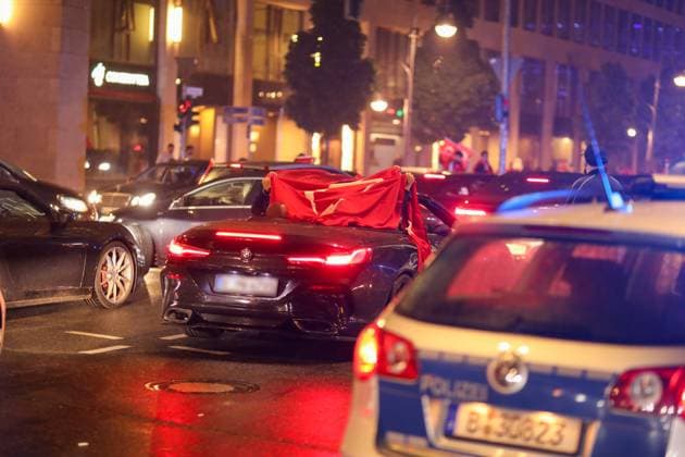 Turkish soccer fans celebrate sensational victory with motorcade, thousands of Turkish soccer fans celebrated the victory of their national team against Austria in the evening After the 2 1 victory against Austria, a spontaneous motorcade formed on the Kurfürstendamm The fans honked, sang and waved flags The police were on duty with a large con