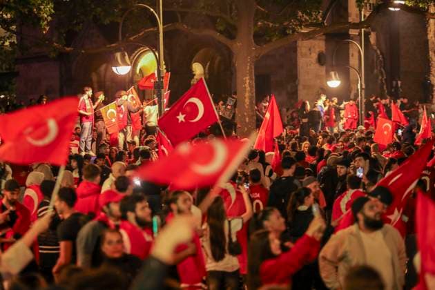 Turkish soccer fans celebrate sensational victory with motorcade, thousands of Turkish soccer fans celebrated the victory of their national team against Austria in the evening After the 2 1 victory against Austria, a spontaneous motorcade formed on the Kurfürstendamm The fans honked, sang and waved flags The police were on duty with a large con