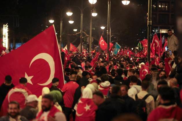 Turkish soccer fans celebrate sensational victory with motorcade, thousands of Turkish soccer fans celebrated the victory of their national team against Austria in the evening After the 2 1 victory against Austria, a spontaneous motorcade formed on the Kurfürstendamm The fans honked, sang and waved flags The police were on duty with a large con