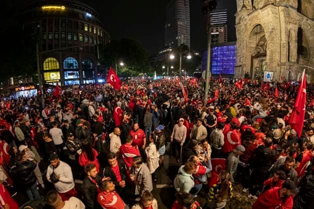 Turkish soccer fans celebrate sensational victory with motorcade, thousands of Turkish soccer fans celebrated the victory of their national team against Austria in the evening After the 2 1 victory against Austria, a spontaneous motorcade formed on the Kurfürstendamm The fans honked, sang and waved flags The police were on duty with a large con