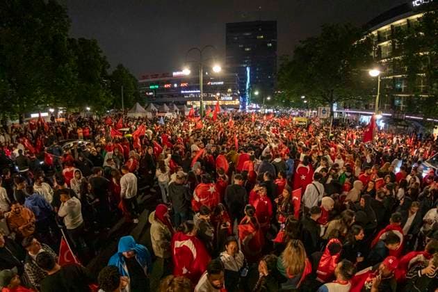 Turkish soccer fans celebrate sensational victory with motorcade, thousands of Turkish soccer fans celebrated the victory of their national team against Austria in the evening After the 2 1 victory against Austria, a spontaneous motorcade formed on the Kurfürstendamm The fans honked, sang and waved flags The police were on duty with a large con