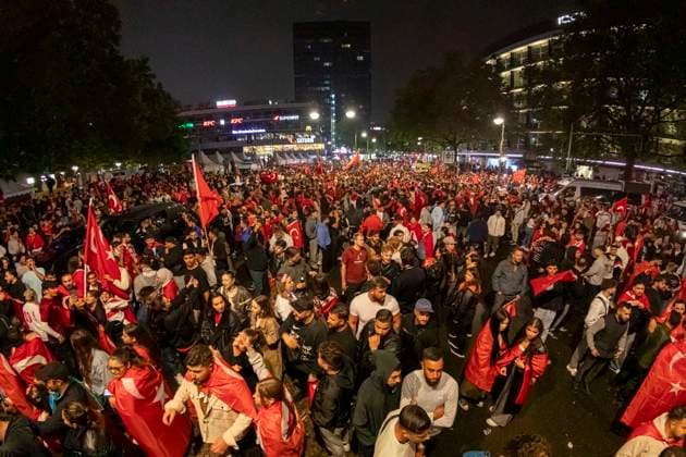 Turkish soccer fans celebrate sensational victory with motorcade, thousands of Turkish soccer fans celebrated the victory of their national team against Austria in the evening After the 2 1 victory against Austria, a spontaneous motorcade formed on the Kurfürstendamm The fans honked, sang and waved flags The police were on duty with a large con