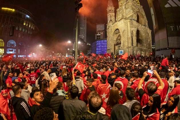 Turkish soccer fans celebrate sensational victory with motorcade, thousands of Turkish soccer fans celebrated the victory of their national team against Austria in the evening After the 2 1 victory against Austria, a spontaneous motorcade formed on the Kurfürstendamm The fans honked, sang and waved flags The police were on duty with a large con