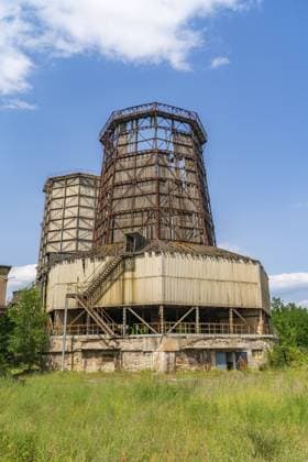 Dilapidated cooling towers in the industrial monument of the decommissioned Plessa lignite-fired power plant, Plessa, Lusatia, Brandenburg, Germany, Europe *** dilapidated Cooling Towers in The Industrial Monument of The decommissioned Plessa lignite FIRED Power plans, Plessa, Lusatia, Brandenburg, Germany, Europe Copyright: imageBROKER OliverxGerhard ibxoge10916428.jpg