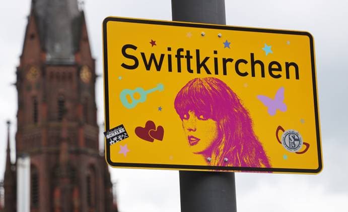 03 07 2024, Germany, NRW, Music, Celebrities, A sign with the inscription Swiftkirchen instead of Gelsenkirchen and a portrait of the singer Taylor Swift, who is giving three concerts at the Arena auf Schalke in July, Germany Copyright: xD.xKerlekin SnowfieldxPhotographyx SF030724TaylorD3