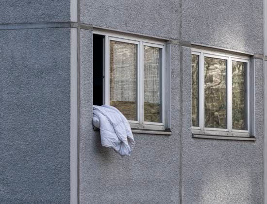Bettdecke an einem offenem Fenster, Berlin, Deutschland *** Duvet to a open Windows, Berlin, Germany 1020924894