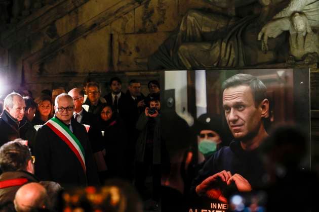 Torchlight procession in memory of Russian opposition leader Alexei Navalny in Rome, Italy - 19 Feb 2024 Roberto Gualtieri during the torchlight procession in memory of Russian opposition leader Alexei Navalny, who died on 16 February in a Arctic penal colony, the Federal Penitentiary Service of the Yamalo-Nenets Autonomous District, in Capitol Square, Rome, Italy, 19 February 2024.,  Copyright: xRiccardoxDexLucax xAvalonx 0848411869