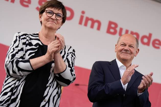 Hoffest der SPD-Bundestagsfraktion Hoffest der SPD-Bundestagsfraktion im Tipi am Kanzleramt, Bundeskanzler, Olaf Scholz, Saskia Esken, Parteivorsitzende Berlin Berlin GER *** Court party of the SPD parliamentary group Court party of the SPD parliamentary group in the Tipi am Kanzleramt, Federal Chancellor, Olaf Scholz, Saskia Esken, Party Chairwoman Berlin Berlin GER