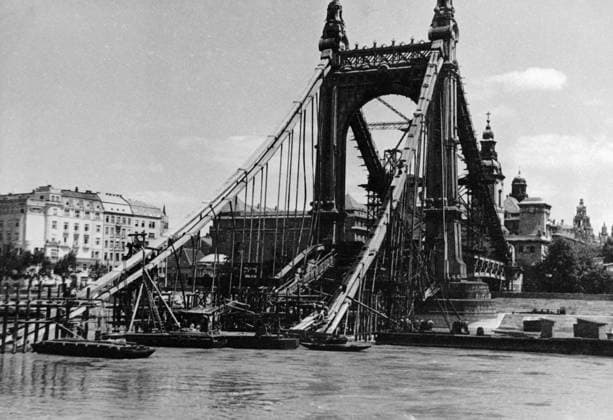 Archivbilder der Woche KW27 SAILORS BRIDGE RESTORATION GREAT PATRIOTIC WAR 61816 28.05.1945 Sailors of the Danube naval flotilla help restore bridge that was blown up by the Nazis. RIA Novosti Sputnik Budapest Hungary  Copyright: xRIAxNovostix