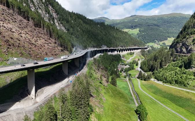 Luegbrücke, Tirol, Österreich 04. Juli 2024: Hier der Blick auf die Luegbrücke der A13 Brennerautobahn bei Gries am Brenner, welche demnächst erneuert werden muss, Stau, Chaos, Sanierung, Abriss, Neubau, Transit, Hangbrücke, Balkenbrücke, Transit, Marode *** Lueg Bridge, Tyrol, Austria 04 July 2024 Here is a view of the Lueg Bridge on the A13 Brenner highway near Gries am Brenner, which will soon have to be renewed, traffic jam, chaos, renovation, demolition, new construction, transit, slope bridge, beam bridge, transit, dilapidated