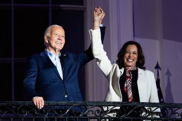 News Themen der Woche KW27 News Bilder des Tages US President Joe Biden, left, and Vice President Kamala Harris appear on the Truman Balcony of the White House in Washington, DC to view the Independence Day fireworks display over the National Mall on Thursday, July 4, 2024.  WAX20240704218 TierneyxL.xCross