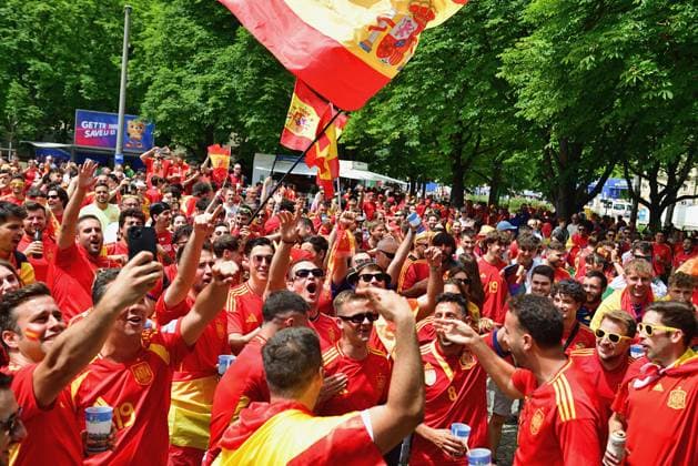 5 7 2024 Fanzone Stuttgart The fan zone on Stuttgarts Schlossplatz for the 2024 European Football Championship Up to 3,500 visitors can be accommodated here For todays quarter-final between Spain and Germany, the maximum number of visitors is expected Stuttgart Schlossplatz Baden Württemberg Germany