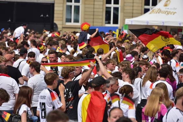 5 7 2024 Fanzone Stuttgart The fan zone on Stuttgarts Schlossplatz for the 2024 European Football Championship Up to 3,500 visitors can be accommodated here For todays quarter-final between Spain and Germany, the maximum number of visitors is expected Stuttgart Schlossplatz Baden Württemberg Germany