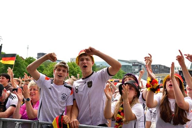 5 7 2024 Fanzone Stuttgart The fan zone on Stuttgarts Schlossplatz for the 2024 European Football Championships Up to 30,000 visitors can be accommodated here For todays quarter-final between Spain and Germany, the maximum number of visitors is expected Stuttgart Schlossplatz Baden Württemberg Germany