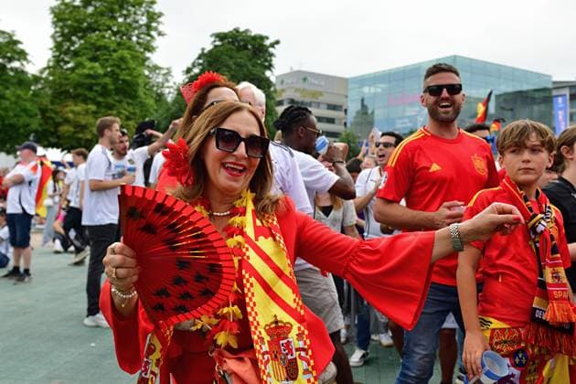 5 7 2024 Fanzone Stuttgart The fan zone on Stuttgarts Schlossplatz for the 2024 European Football Championships Up to 30,000 visitors can be accommodated here For todays quarter-final between Spain and Germany, the maximum number of visitors is expected Stuttgart Schlossplatz Baden Württemberg Germany
