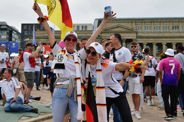5 7 2024 Fanzone Stuttgart The fan zone on Stuttgarts Schlossplatz for the 2024 European Football Championships Up to 30,000 visitors can be accommodated here For todays quarter-final between Spain and Germany, the maximum number of visitors is expected Stuttgart Schlossplatz Baden Württemberg Germany