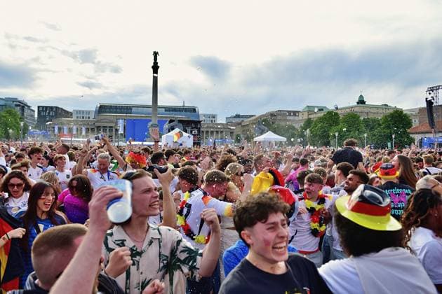 5 7 2024 Fan Zone Stuttgart The fan zone on Stuttgarts Schlossplatz for the 2024 European Football Championship Up to 3500 visitors can be accommodated here For todays quarter-final between Spain and Germany, the maximum number of visitors is expected Here the fans at the German teams late equalizer late in the second half Stuttgart Schlossplat