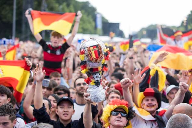European Football Championship, fan zone at the Brandenburg Gate, Berlin, 05 07 2024 A self-made trophy at the fan zone at the Brandenburg Gate during the quarter-final match between Germany and Spain at the European Football Championship, Berlin, 05 07 2024 Berlin fan zone Copyright: xBenxKriemannx