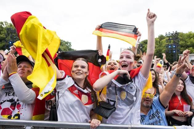 European Football Championship, fan zone at the Brandenburg Gate, Berlin, 05 07 2024 Celebrating football fans at the fan zone at the Brandenburg Gate during the quarter-final match between Germany and Spain at the European Football Championship, Berlin, 05 07 2024 Berlin fan zone Copyright: xBenxKriemannx