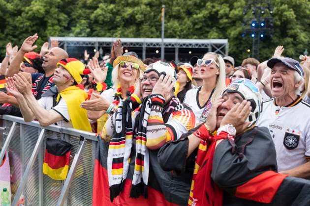European Football Championship, fan zone at the Brandenburg Gate, Berlin, 05 07 2024 Football fans in the fan zone at the Brandenburg Gate during the quarter-final match between Germany and Spain at the European Football Championship, Berlin, 05 07 2024 Berlin fan zone Copyright: xBenxKriemannx