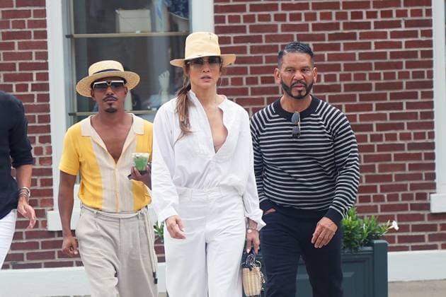Entertainment Themen der Woche KW27 EXCLUSIVE Exclusive Jennifer Lopez with manager Benny Medina spends the day shopping a day after the 4th of July in Bridgehampton. Featuring: Jennifer Lopez, Benny Medina Where: Bridgehampton, New York, United States When: 05 Jul 2024 Credit: Matt Agudo INSTARimages **EXCLUSIVE ALL ROUNDER** EDITORIAL USE ONLY. NOT FOR USE BY NEWSPAPERS BASED IN THE UK. Copyright: x xElderxOrdonezx instar53924698