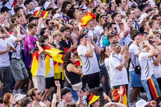 Public viewing in Stuttgart 30,000 fans watch the quarter-final between Spain and Germany on Schlossplatz, which Spain wins 2 1 UEFA European Football Championship 05 07 2024 Stuttgart, Baden Württemberg, Germany, Europe