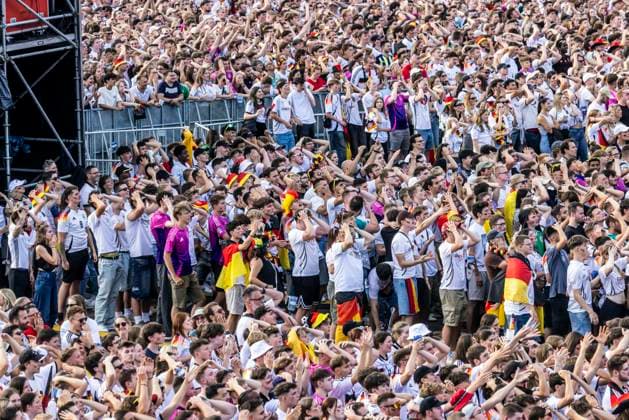 Public viewing in Stuttgart 30,000 fans watch the quarter-final between Spain and Germany on Schlossplatz, which Spain wins 2 1 UEFA European Football Championship 05 07 2024 Stuttgart, Baden Württemberg, Germany, Europe