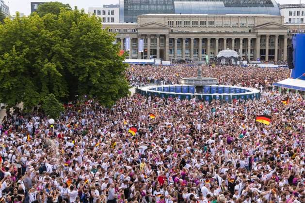 Public viewing in Stuttgart 30,000 fans watch the quarter-final between Spain and Germany on Schlossplatz, which Spain wins 2 1 UEFA European Football Championship 05 07 2024 Stuttgart, Baden Württemberg, Germany, Europe