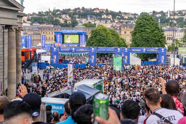 Public viewing in Stuttgart 30,000 fans watch the quarter-final between Spain and Germany on Schlossplatz, which Spain wins 2 1 UEFA European Football Championship 05 07 2024 Stuttgart, Baden Württemberg, Germany, Europe