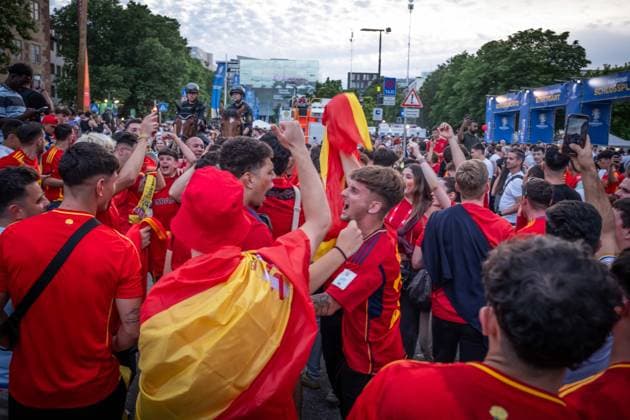 Quarter-final match European Championship Germany Spain 20240705 UEFA EURO 2024 Public Viewing Schlossplatz Stuttgart Football Fan Zone celebrating cheering Spanish fans after the match Stuttgart Baden Württemberg Germany