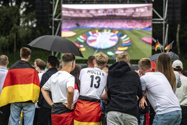 In Moers Public Viewing of the UEFA Euro 2024 quarter-final Germany vs. Spain FOR EDITORIAL PURPOSES ONLY EDITORIAL USE ONLY p Football fans enjoy and shake with the German team on Friday, July 05, 2024, in Moers at the Solimare on Filder Straße Public Viewing of the UEFA Euro 2024 quart Copyright: VolkerxHerold doc7w64x4ip1is6eyki6fj ,EDITORIAL USE ONLY Copyright: VolkerxHerold