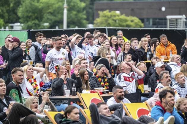In Moers Public Viewing of the UEFA Euro 2024 quarter-final Germany vs. Spain FOR EDITORIAL PURPOSES ONLY EDITORIAL USE ONLY p Football fans enjoy and shake with the German team on Friday, July 05, 2024, in Moers at the Solimare on Filder Straße Public Viewing of the UEFA Euro 2024 quart Copyright: VolkerxHerold doc7w64x94lmc01i3gonv5 ,EDITORIAL USE ONLY Copyright: VolkerxHerold