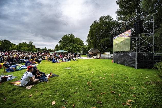 In Moers Public Viewing of the UEFA Euro 2024 quarter-final Germany vs. Spain FOR EDITORIAL PURPOSES ONLY EDITORIAL USE ONLY p Football fans enjoy and shake with the German team on Friday, July 05, 2024, in Moers at the Solimare on Filder Straße Public Viewing of the UEFA Euro 2024 quart Copyright: VolkerxHerold doc7w64x7ywth2oplxj1n7 ,EDITORIAL USE ONLY Copyright: VolkerxHerold