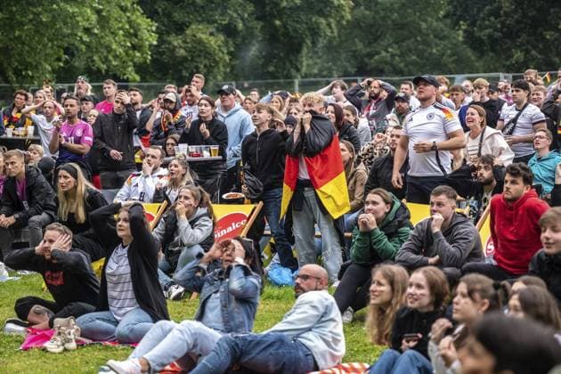 In Moers Public Viewing of the UEFA Euro 2024 quarter-final Germany vs. Spain FOR EDITORIAL PURPOSES ONLY EDITORIAL USE ONLY p Football fans enjoy and shake with the German team on Friday, July 05, 2024, in Moers at the Solimare on Filder Straße Public Viewing of the UEFA Euro 2024 quart Copyright: VolkerxHerold doc7w64z2edlko43osnau9 ,EDITORIAL USE ONLY Copyright: VolkerxHerold