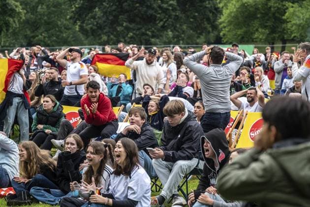 In Moers Public Viewing of the UEFA Euro 2024 quarter-final Germany vs. Spain FOR EDITORIAL PURPOSES ONLY EDITORIAL USE ONLY p Football fans enjoy and shake with the German team on Friday, July 05, 2024, in Moers at the Solimare on Filder Straße Public Viewing of the UEFA Euro 2024 quart Copyright: VolkerxHerold doc7w64yz0szzpniqwq5mz ,EDITORIAL USE ONLY Copyright: VolkerxHerold