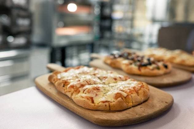Ready Roman Pizza at the pizzeria. Ready Roman Pizza ,model released, Symbolfoto