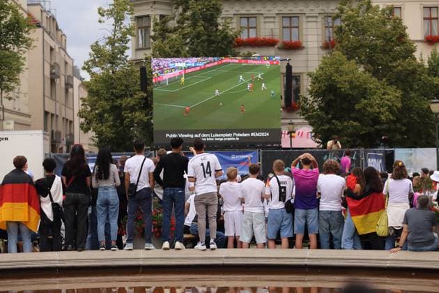 People at the public viewing on Luisenplatz during the quarter-final match between Spain and Germany at the European Football Championship, Potsdam, July 5, 2024 Public Viewing Luisenplatz Potsdam