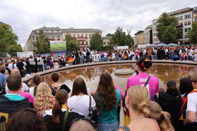 People at the public viewing on Luisenplatz during the quarter-final match between Spain and Germany at the European Football Championship, Potsdam, July 5, 2024 Public Viewing Luisenplatz Potsdam