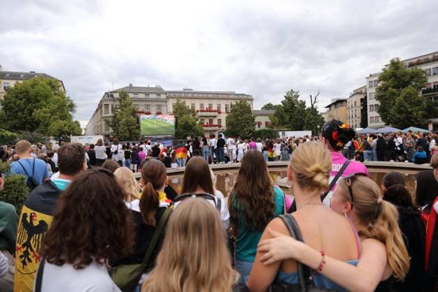 People at the public viewing on Luisenplatz during the quarter-final match between Spain and Germany at the European Football Championship, Potsdam, July 5, 2024 Public Viewing Luisenplatz Potsdam