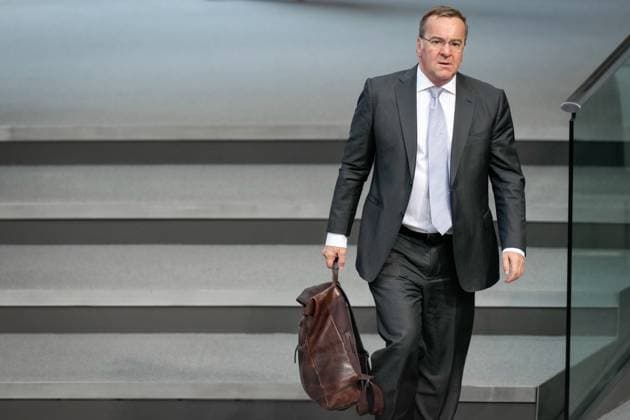 German Bundestag, 181 plenary session Boris Pistorius Defense Minister SPD dynamically walks with his briefcase through the plenary to his seat on the government bench at the 181 session of the German Bundestag in Berlin, 04 07 2024 Berlin Berlin Germany