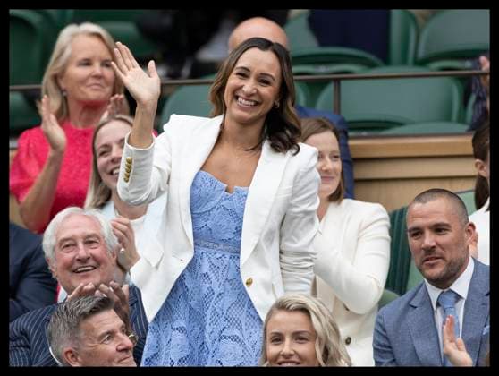 Entertainment Bilder des Tages . 06 07 2024. London, United Kingdom. Jessica Ennis-Hill waves from the Royal Box on day six of the Wimbledon Tennis Championships in London.  xStephenxLockx xi-Imagesx IIM-25356-0071