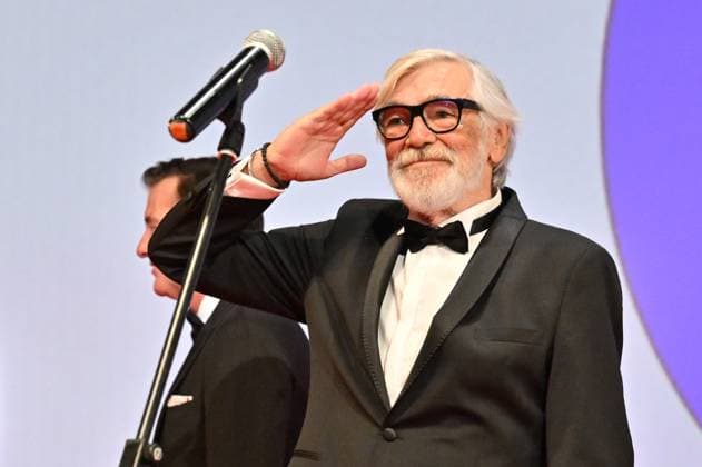 Entertainment Bilder des Tages Festival president Jiri Bartoska salutes, as he said goodbye at the end of awards ceremony of the 58th Karlovy Vary International Film Festival, in Karlovy Vary, Czech Republic, on July 6, 2024. On the right is British actor Clive Owen. (CTKxPhoto OndrejxHajek) CTKPhotoP2024070605320  CTKPhotoP2024070605320